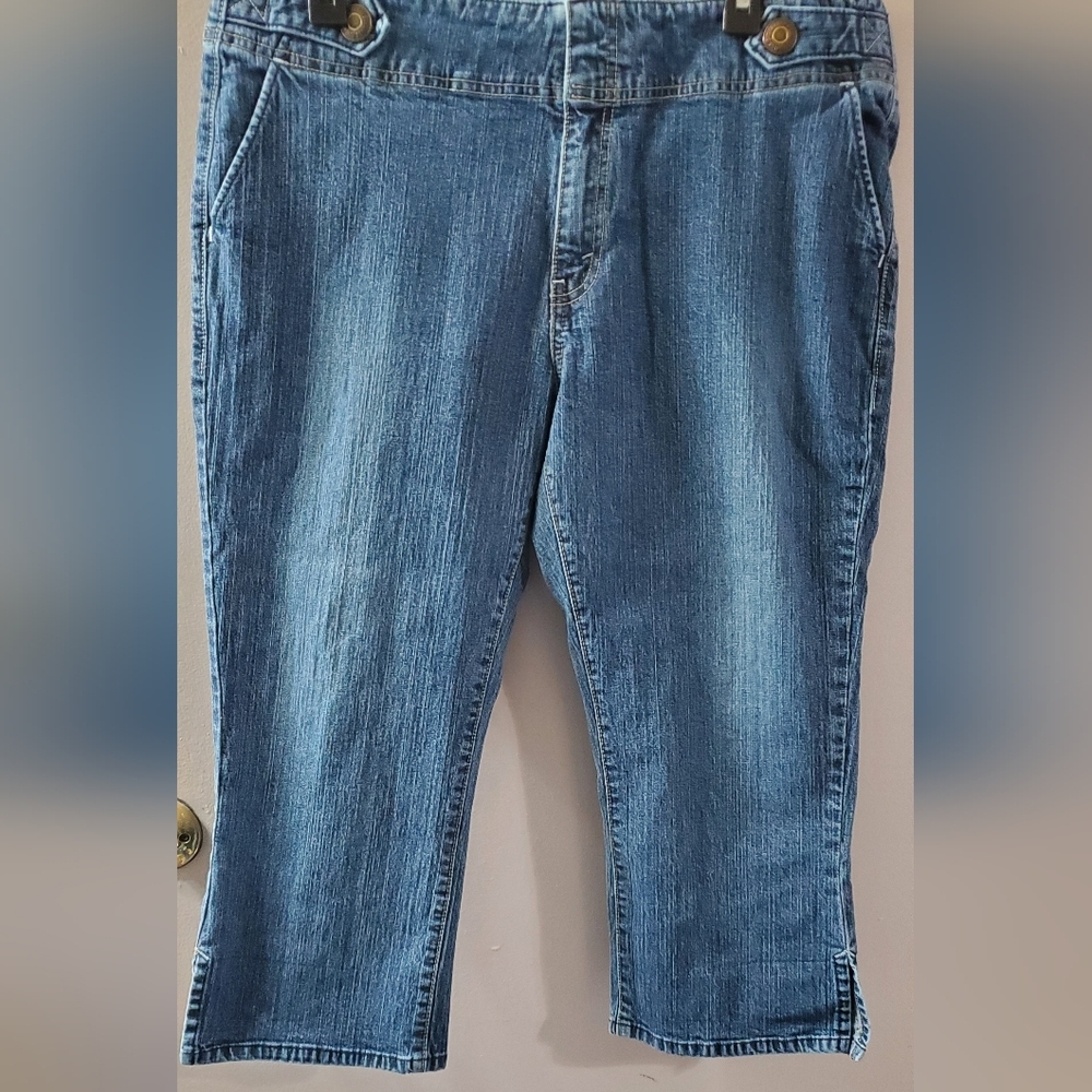 Levi's Women's Capri's. Button Accents On Waist Band.  Sz 16